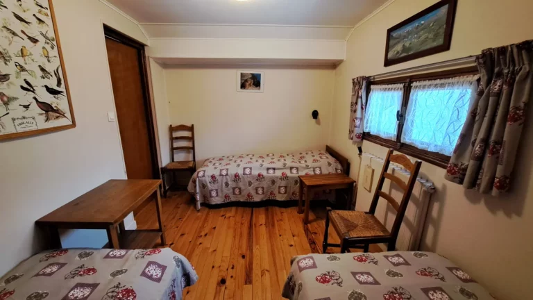 Chambre à trois lits simples, autre vue