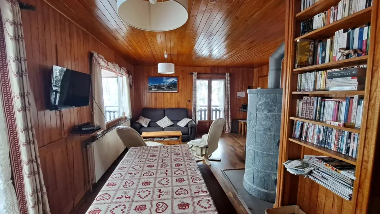 La grande table et la bibliothèque
