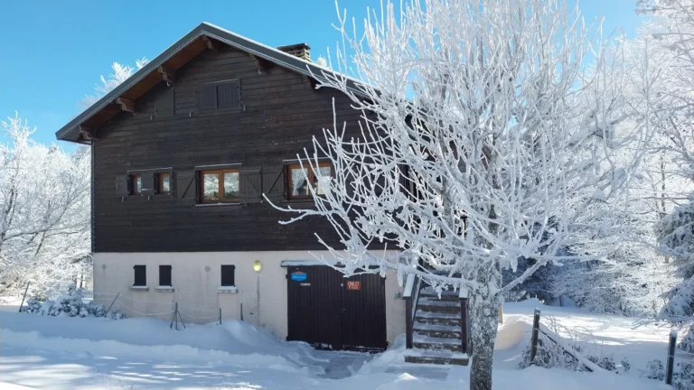 Le chalet Esta sous la neige et le givre