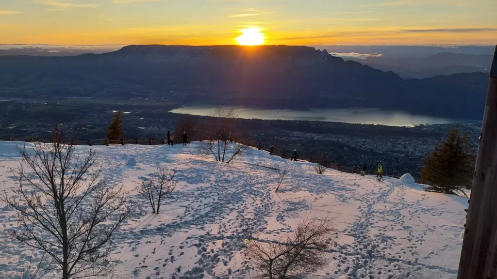 Coucher de soleil sur le lac du Bourget depuis le belvédère enneigé du Revard