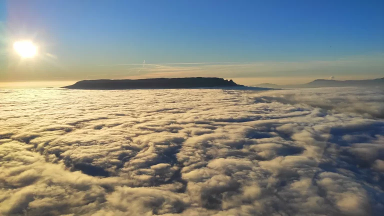 Mer de nuages au soleil couchant