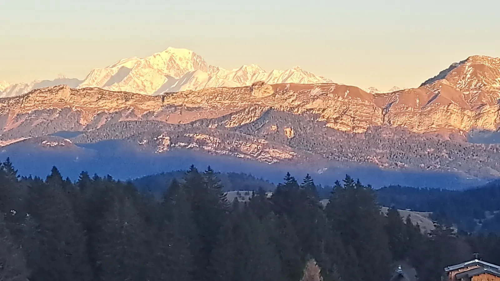 Le massif du Mont-Blanc rosi par le soleil couchant, vu depuis le Revard